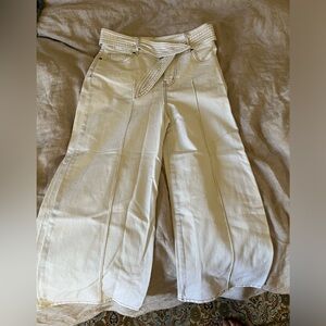Joie Cropped White Jeans with contrast stitching. NWOT